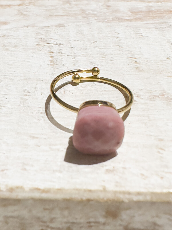 Anillo acero dorado baño oro piedra rodocrosita