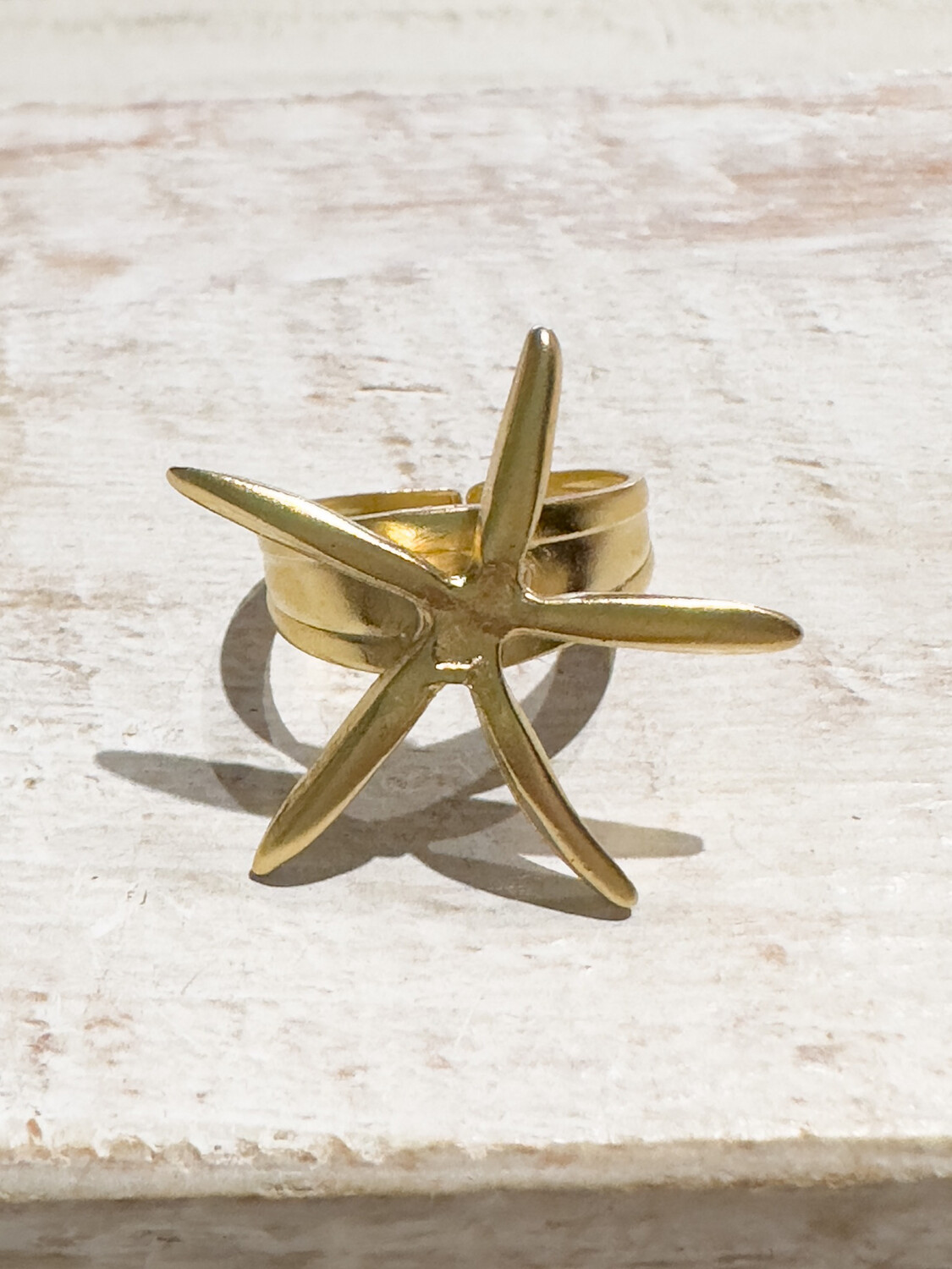 Anillo latón baño oro estrella