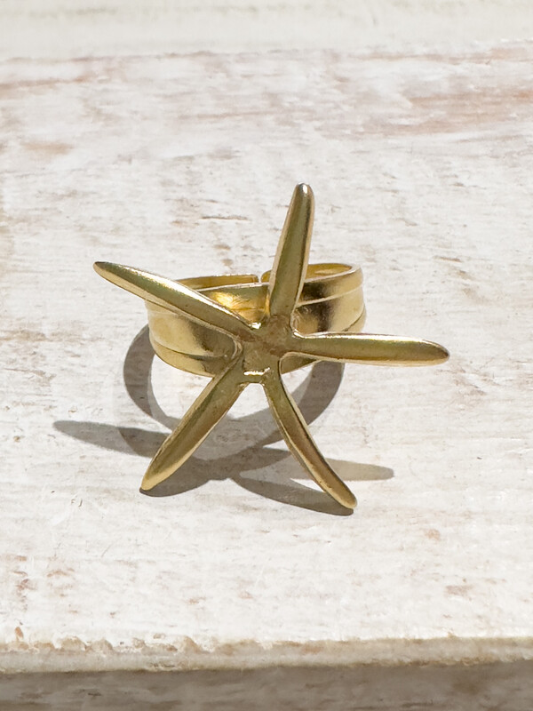 Anillo latón baño oro estrella