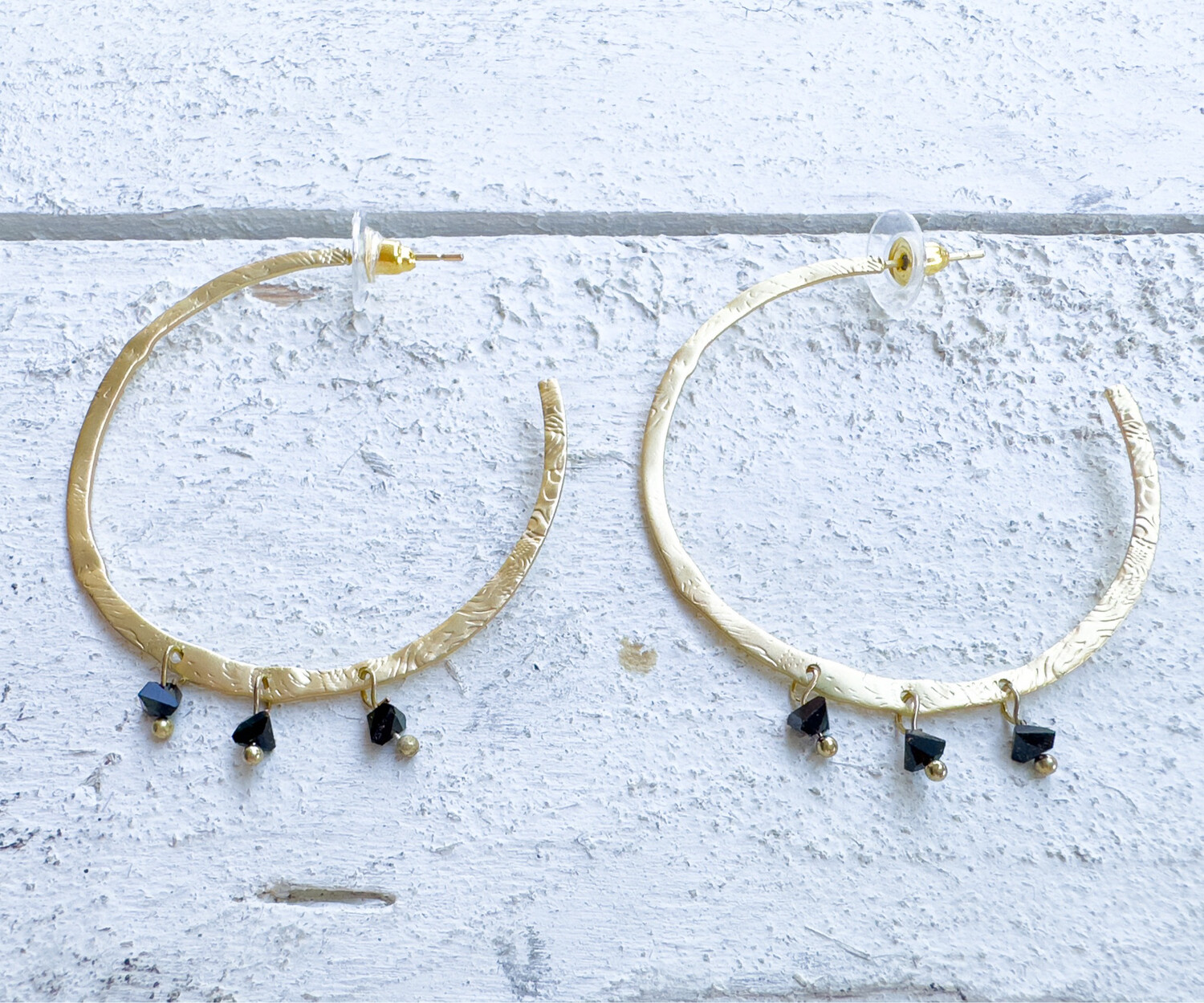 Pendientes aro dorado mate latón piedras negras