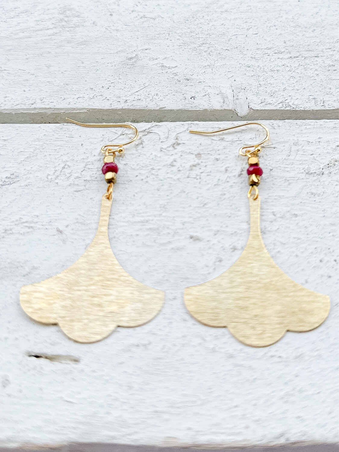 Pendientes pétalo dorado piedra facetada granate