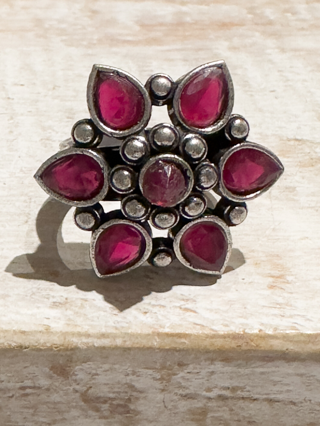 Anillo latón plateado piedras granate