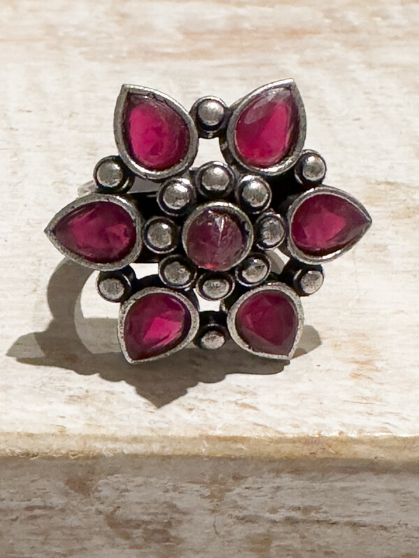 Anillo latón plateado piedras granate
