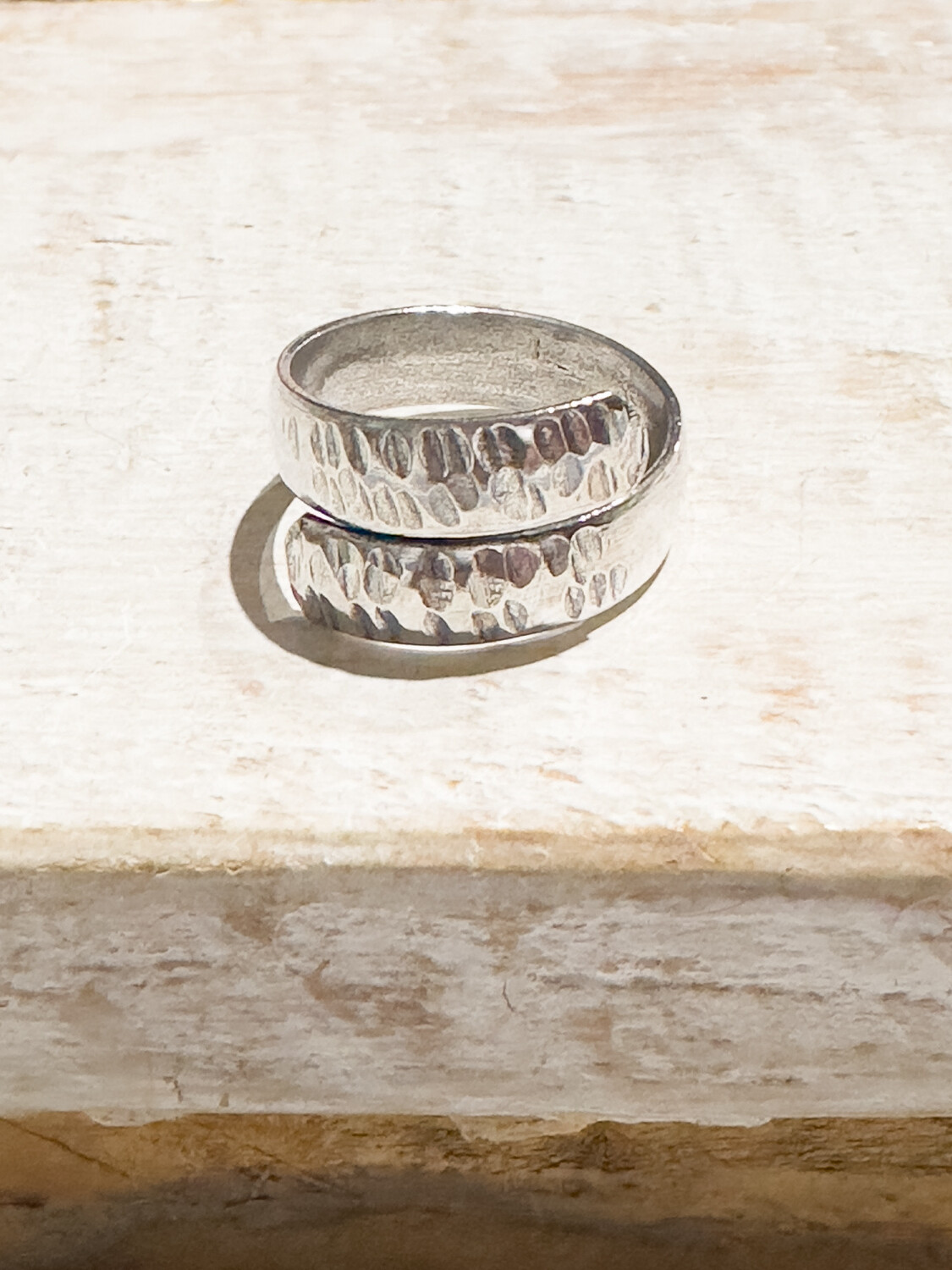Anillo cruzado  latón plateado