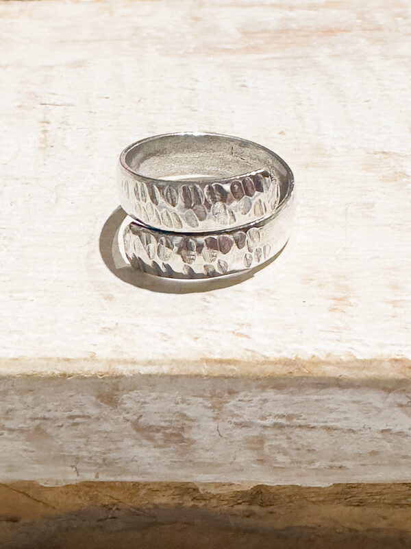 Anillo cruzado  latón plateado