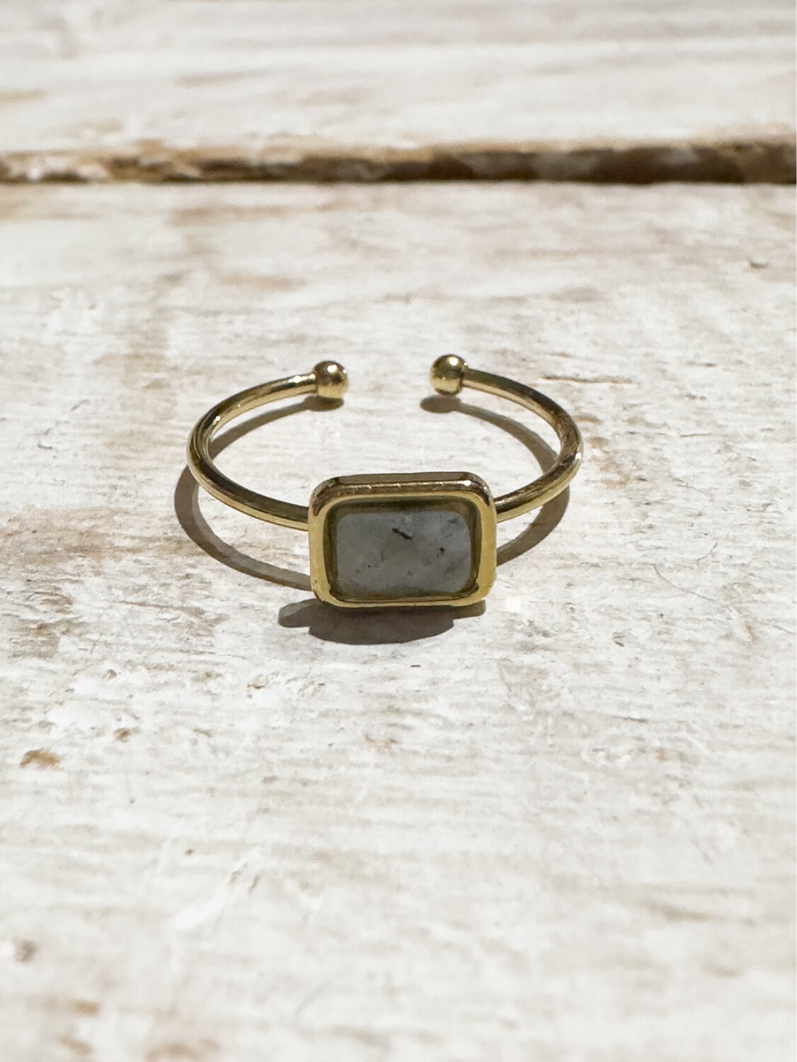 Anillo acero dorado piedra rectangular facetada gris