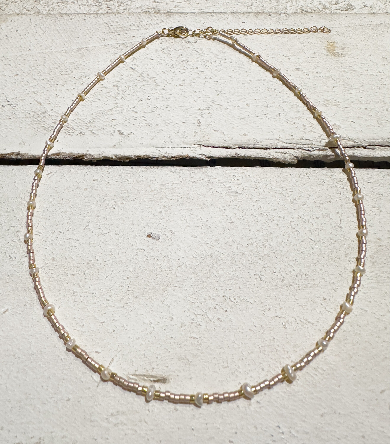 Gargantilla beige y perlas acero dorado