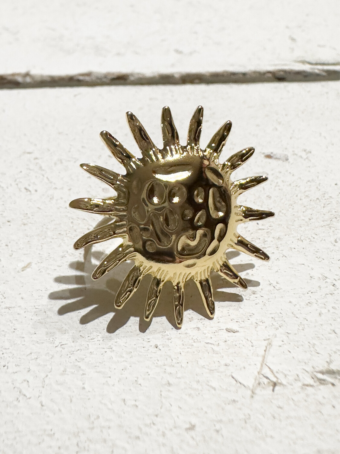 Anillo acero dorado sol