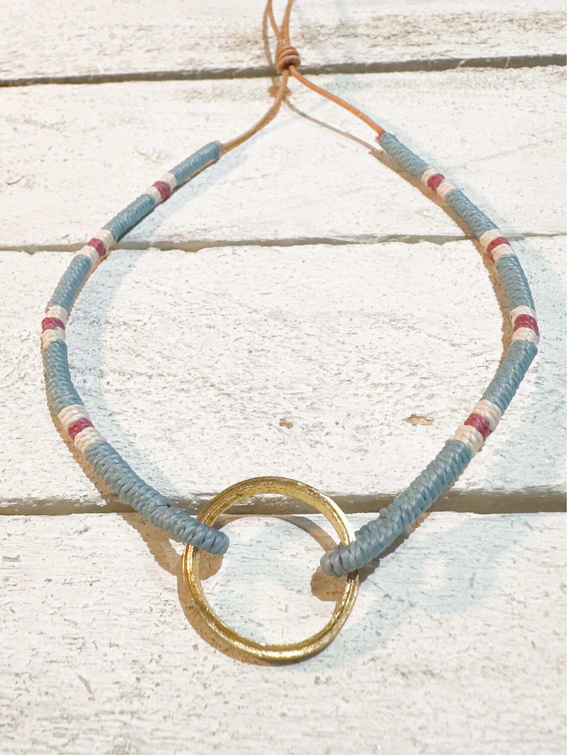 Gargantilla cuero aro bronce rayas azul