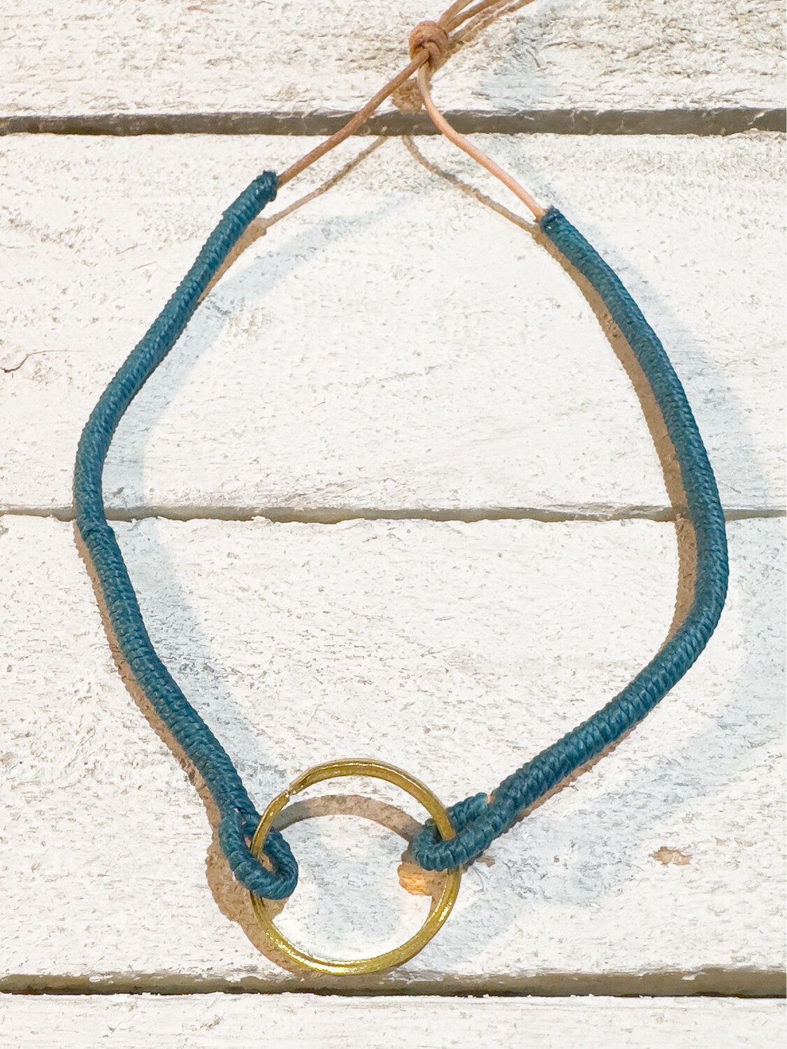 Gargantilla cuero aro bronce plomo