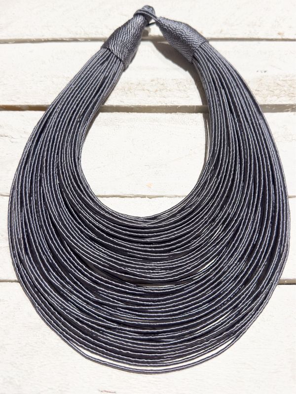 Gargantilla vueltas afro gris