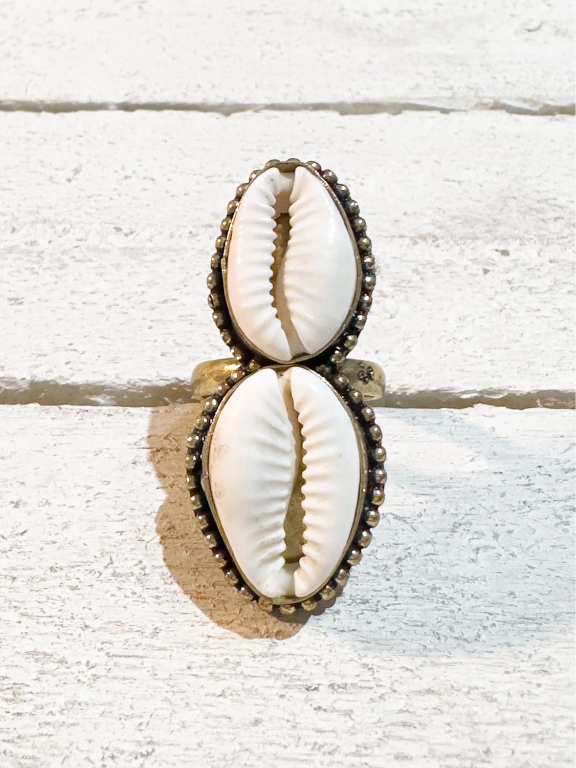 Anillo latón doble concha