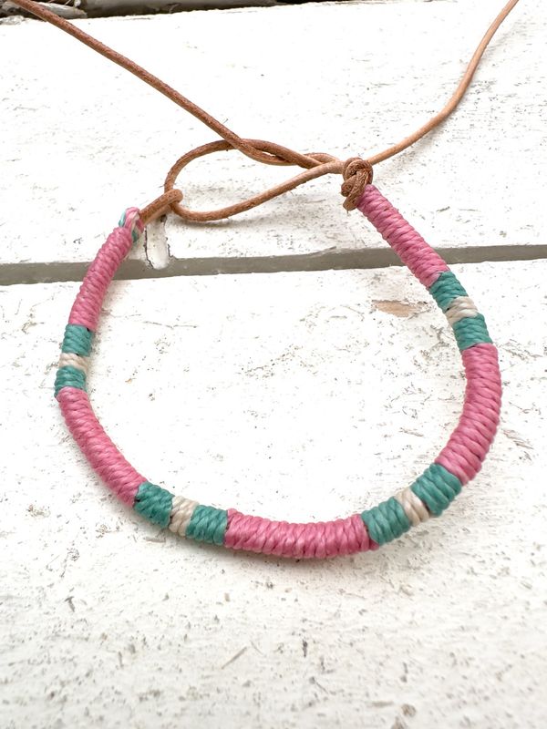 Pulsera cuero fresa y verde