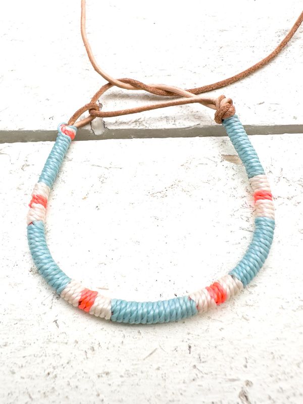 Pulsera cuero azul y naranja flúor