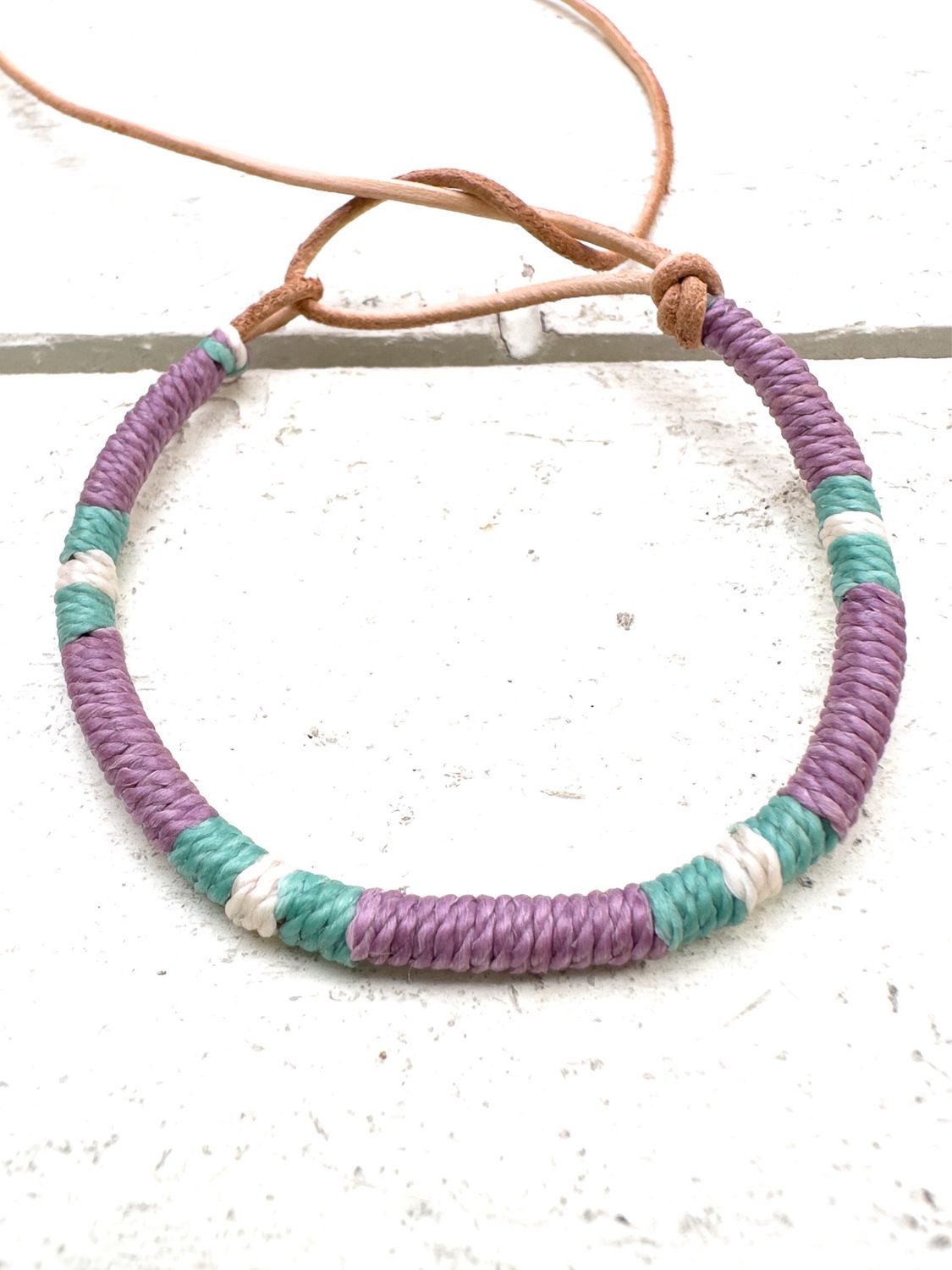 Pulsera cuero morado y verde