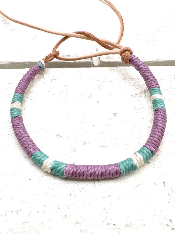 Pulsera cuero morado y verde