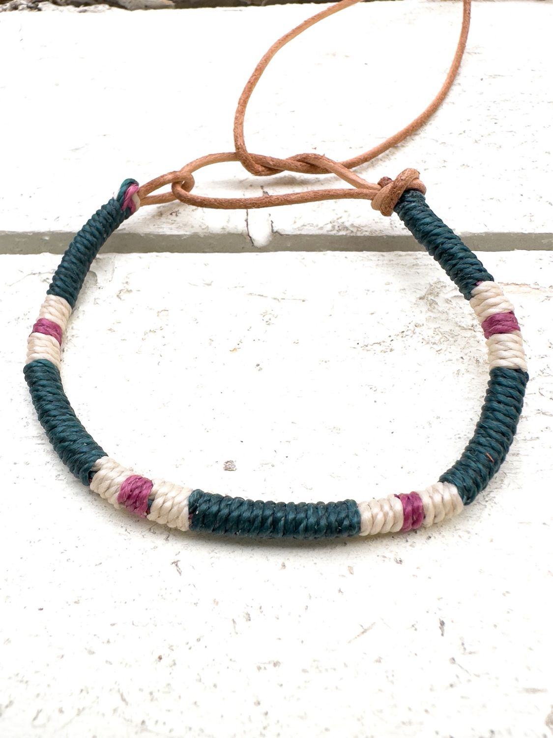 Pulsera cuero verde y berenjena