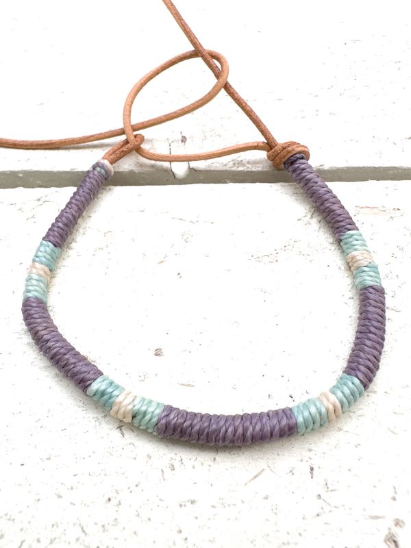 Pulsera cuero lila y agua