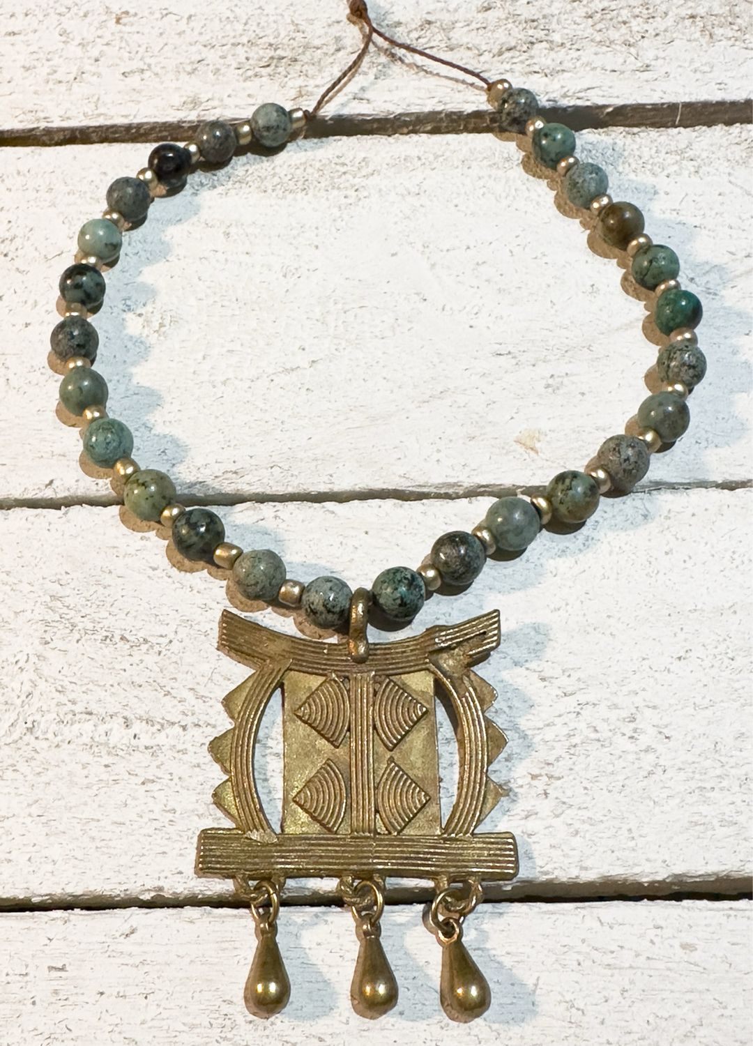 Gargantilla tribal verde gotas