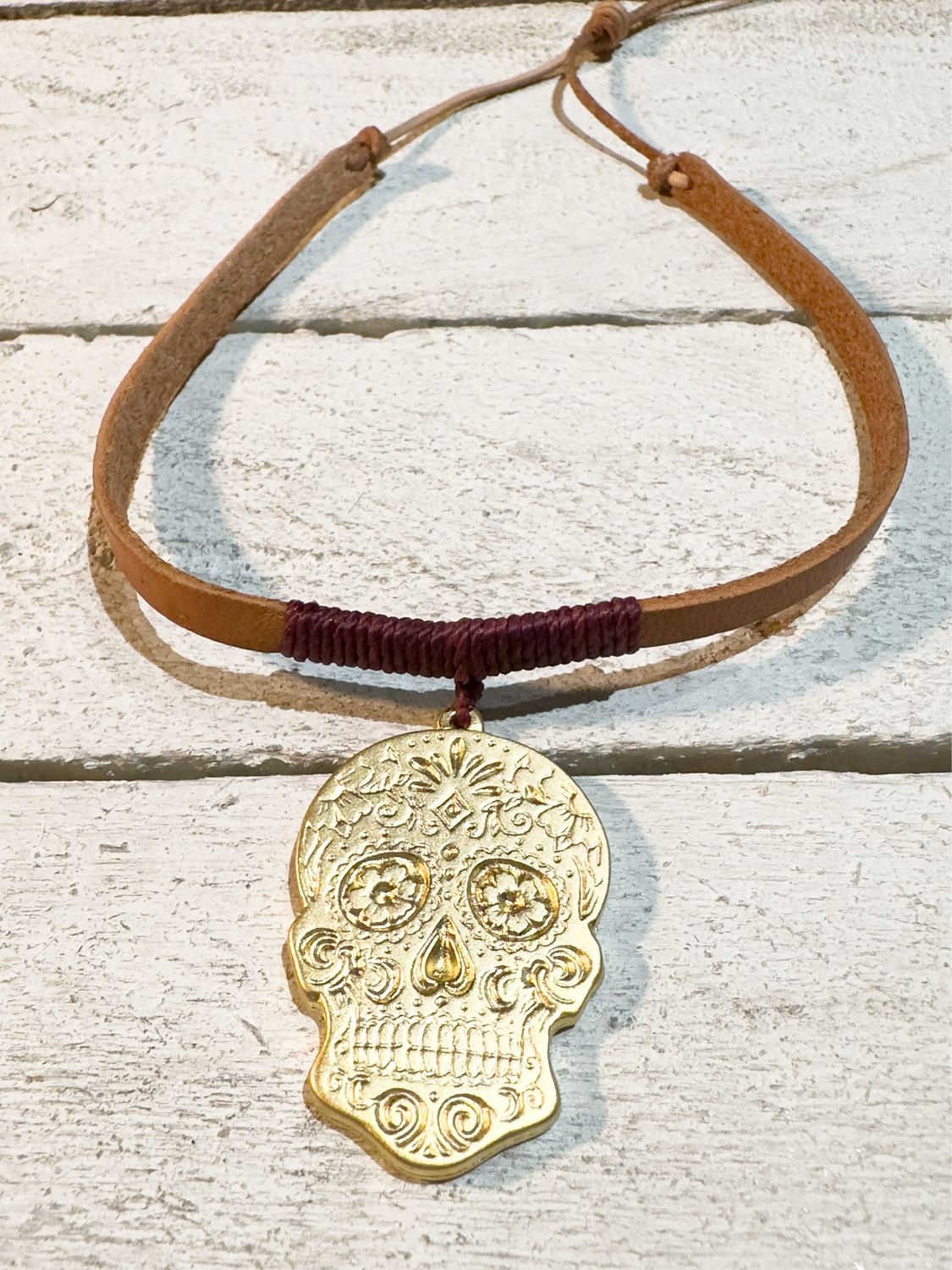 Gargantilla cuero calavera granate