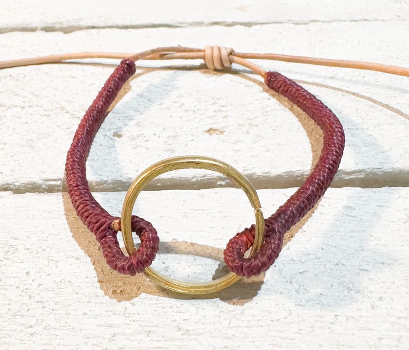 Pulsera cuero lisa aro granate