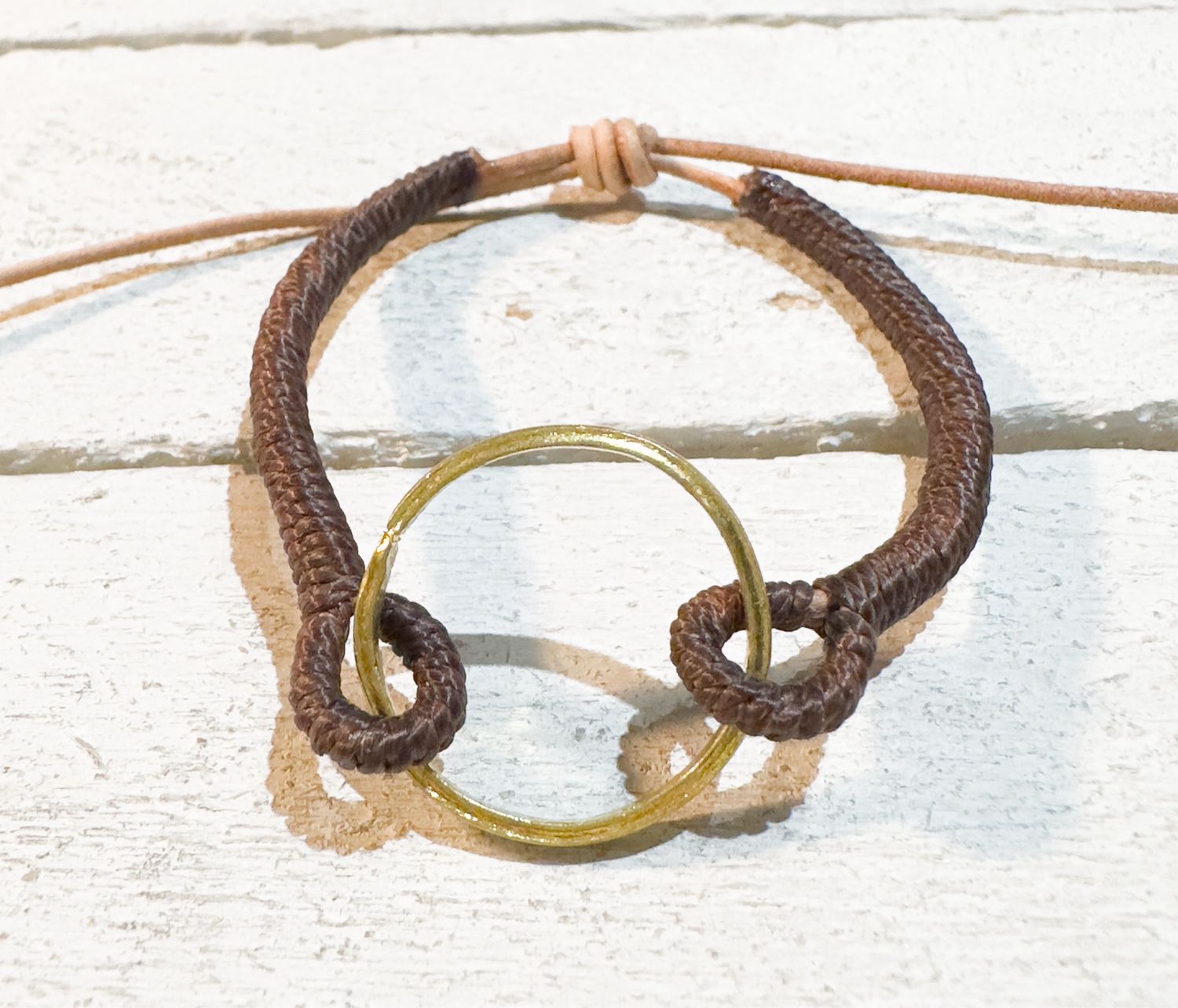 Pulsera cuero lisa aro marrón