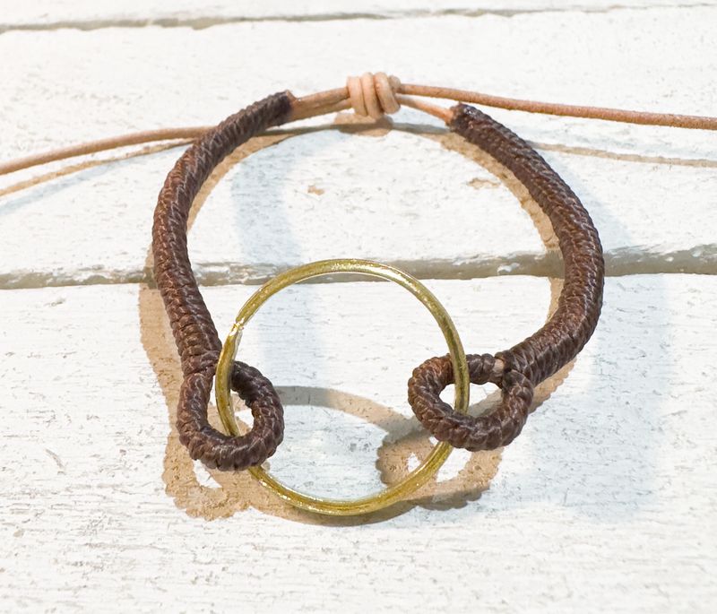 Pulsera cuero lisa aro marrón