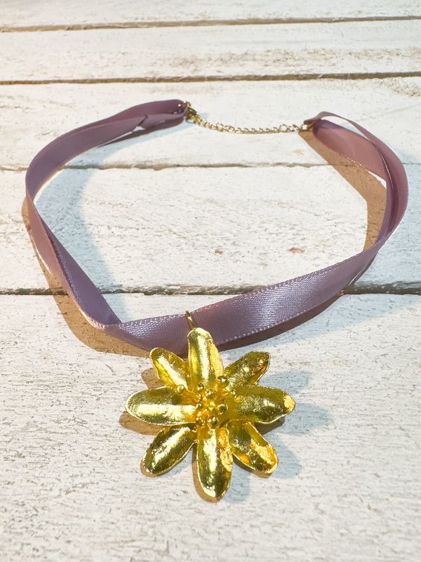 Gargantilla flor cinta morada