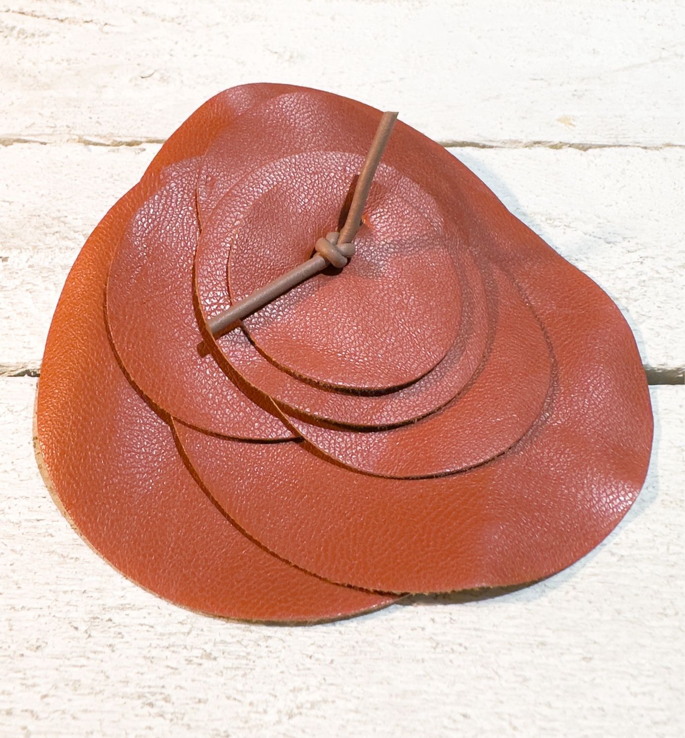 Flor broche teja