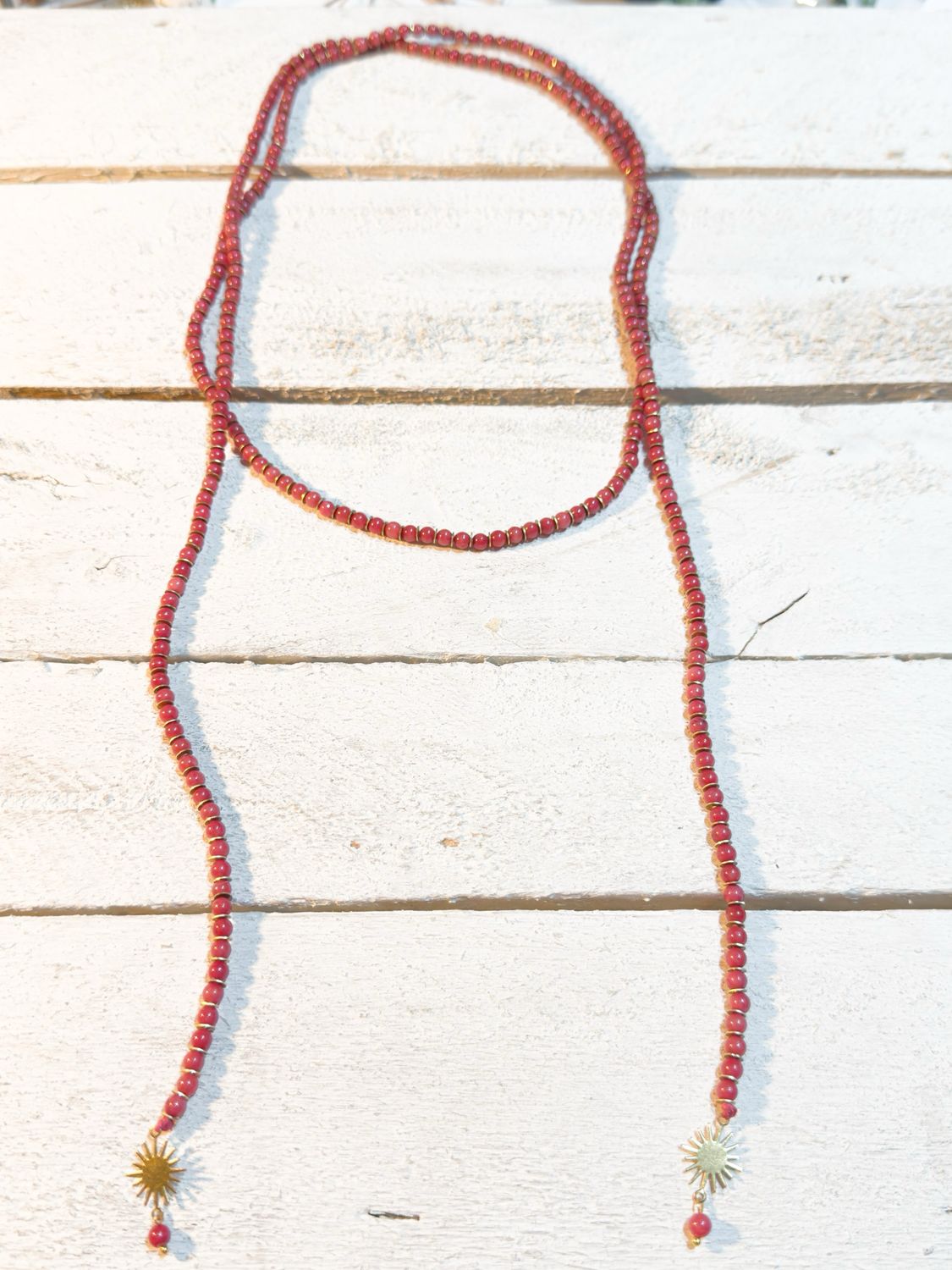 Collar abierto guinda sol bolita