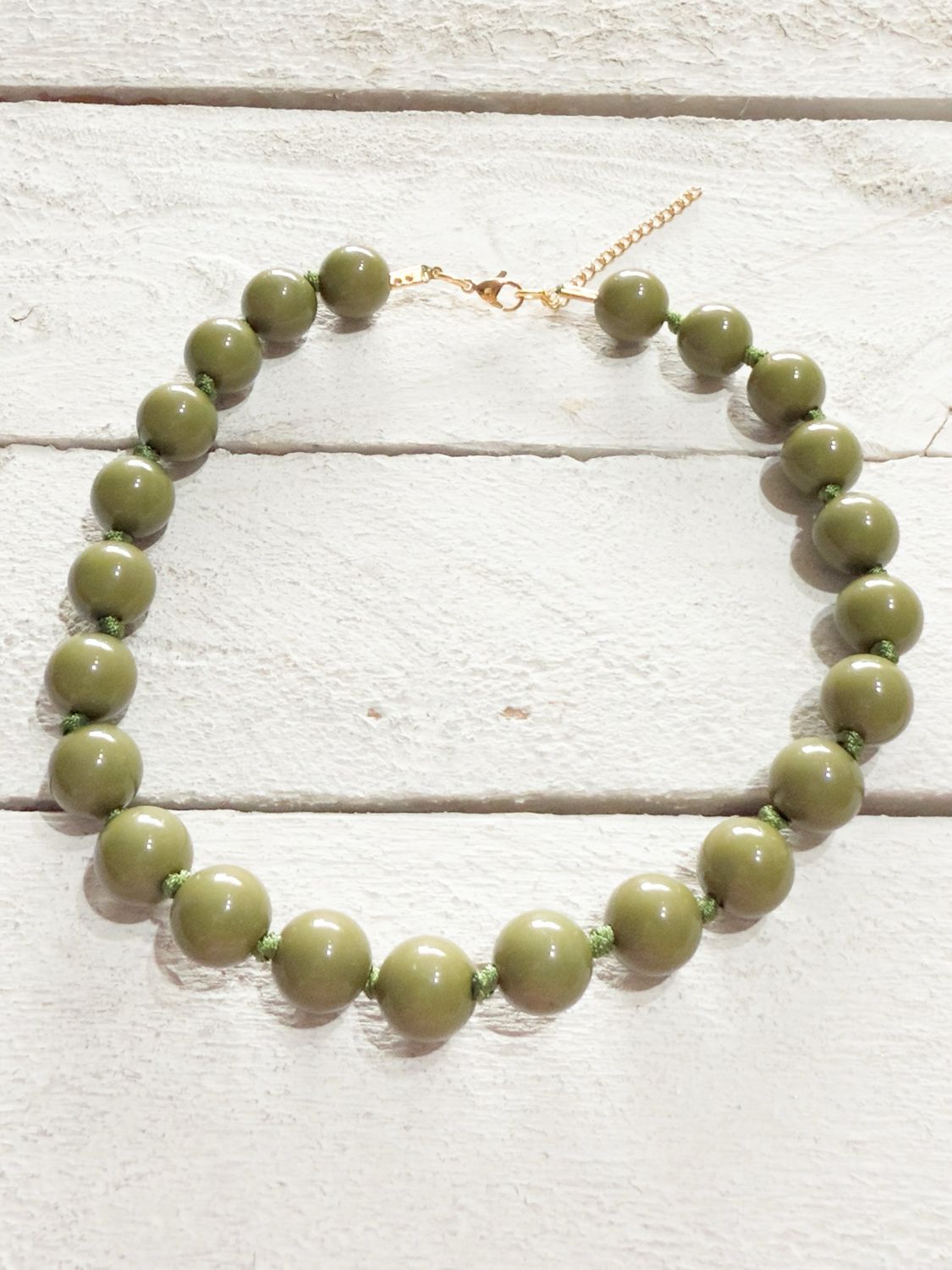Gargantilla bolas verde oliva medianas