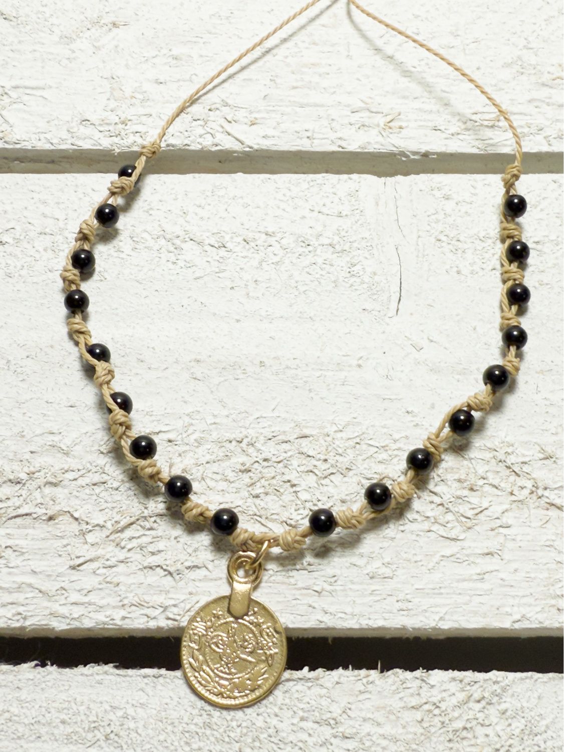 Gargantilla moneda negra