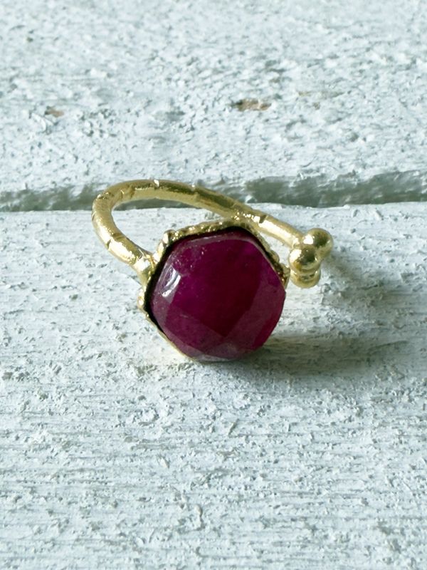 Anillo abierto guinda