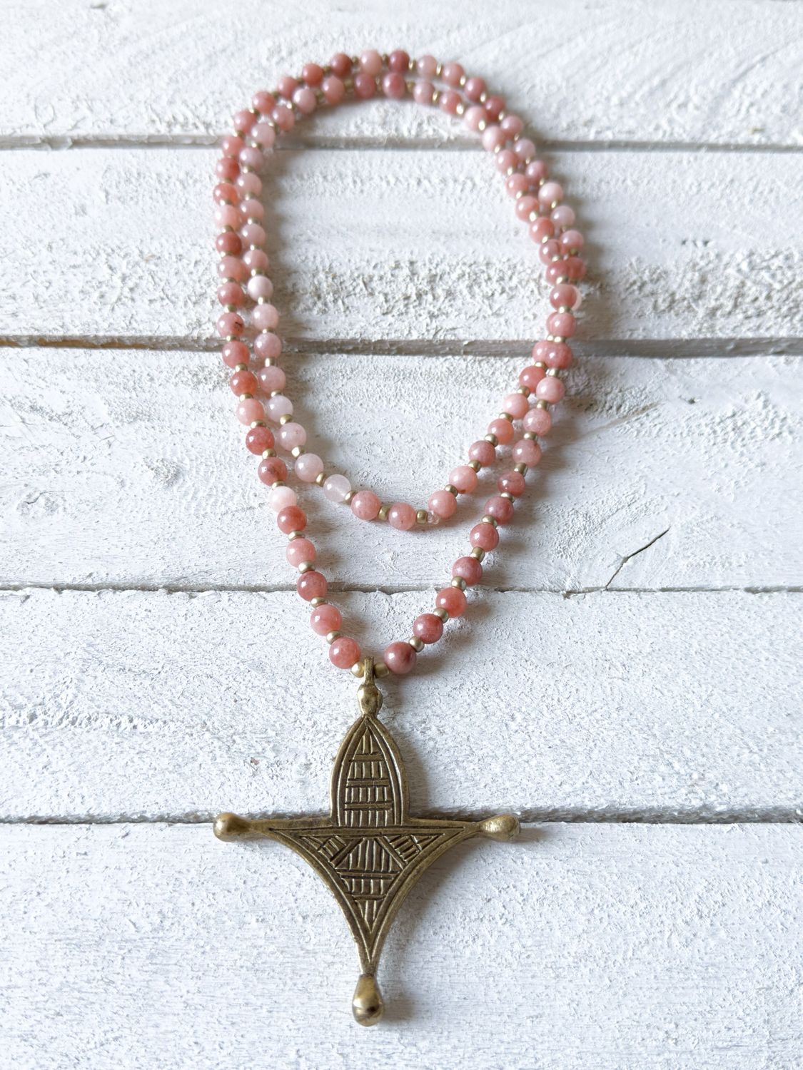 Collar tribal piedras rosas