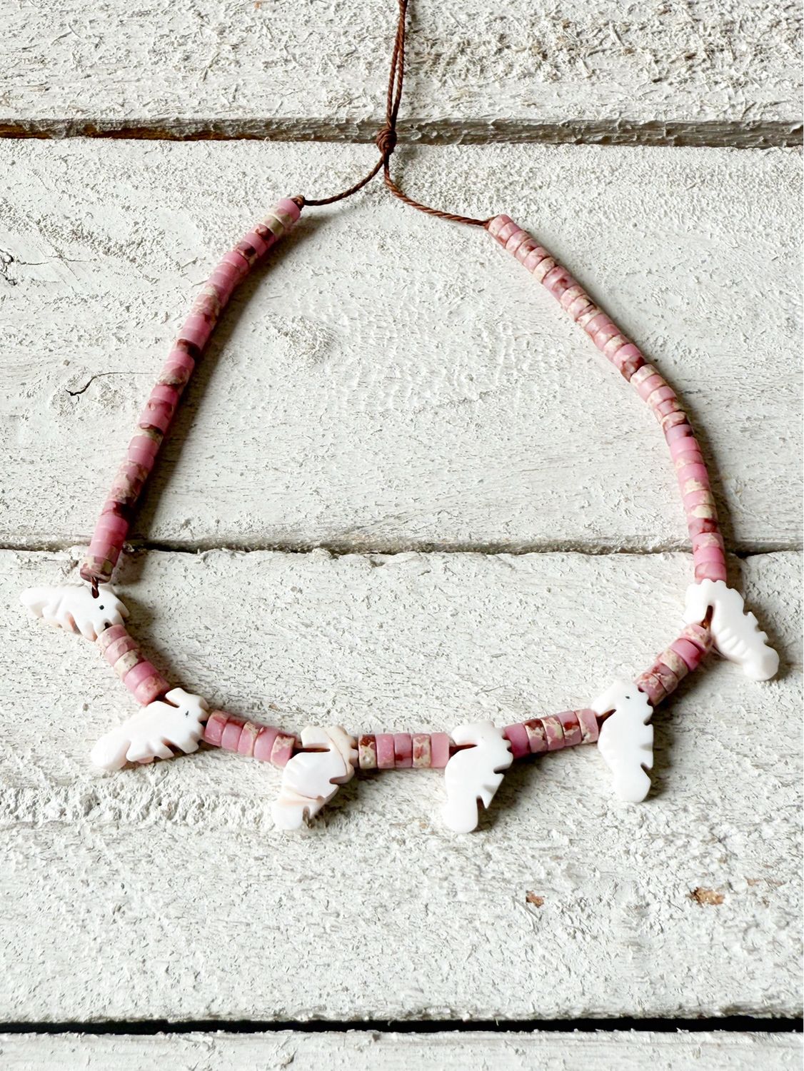 Gargantilla caballito de mar rosa