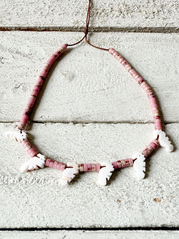 Gargantilla caballito de mar rosa