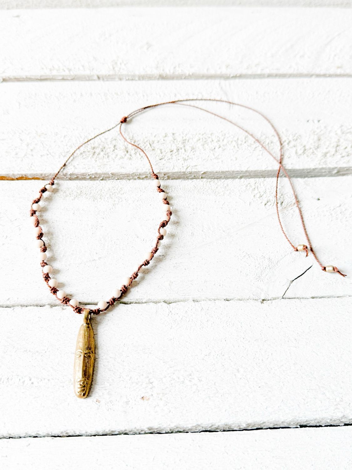 Gargantilla cara nudos