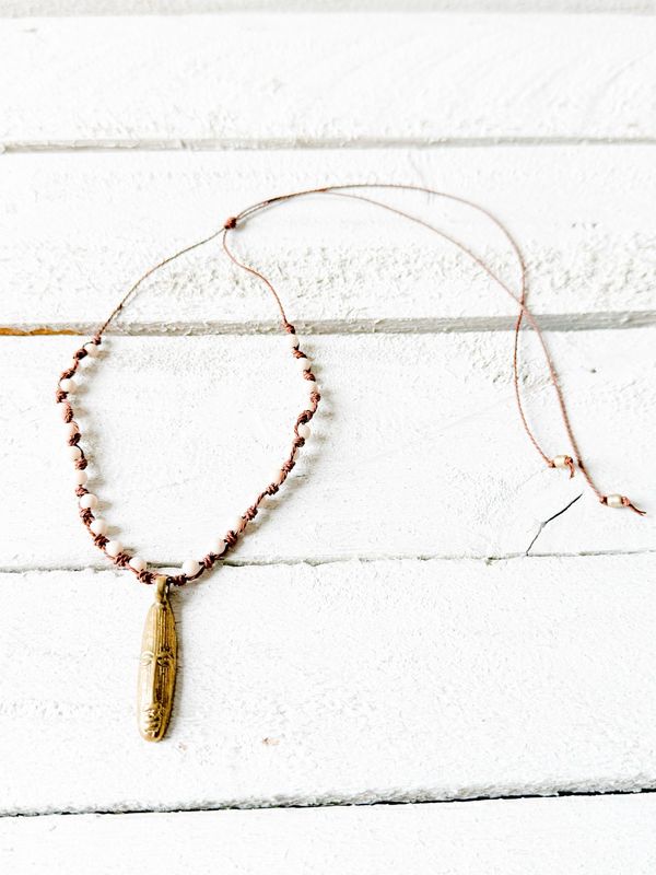 Gargantilla cara nudos