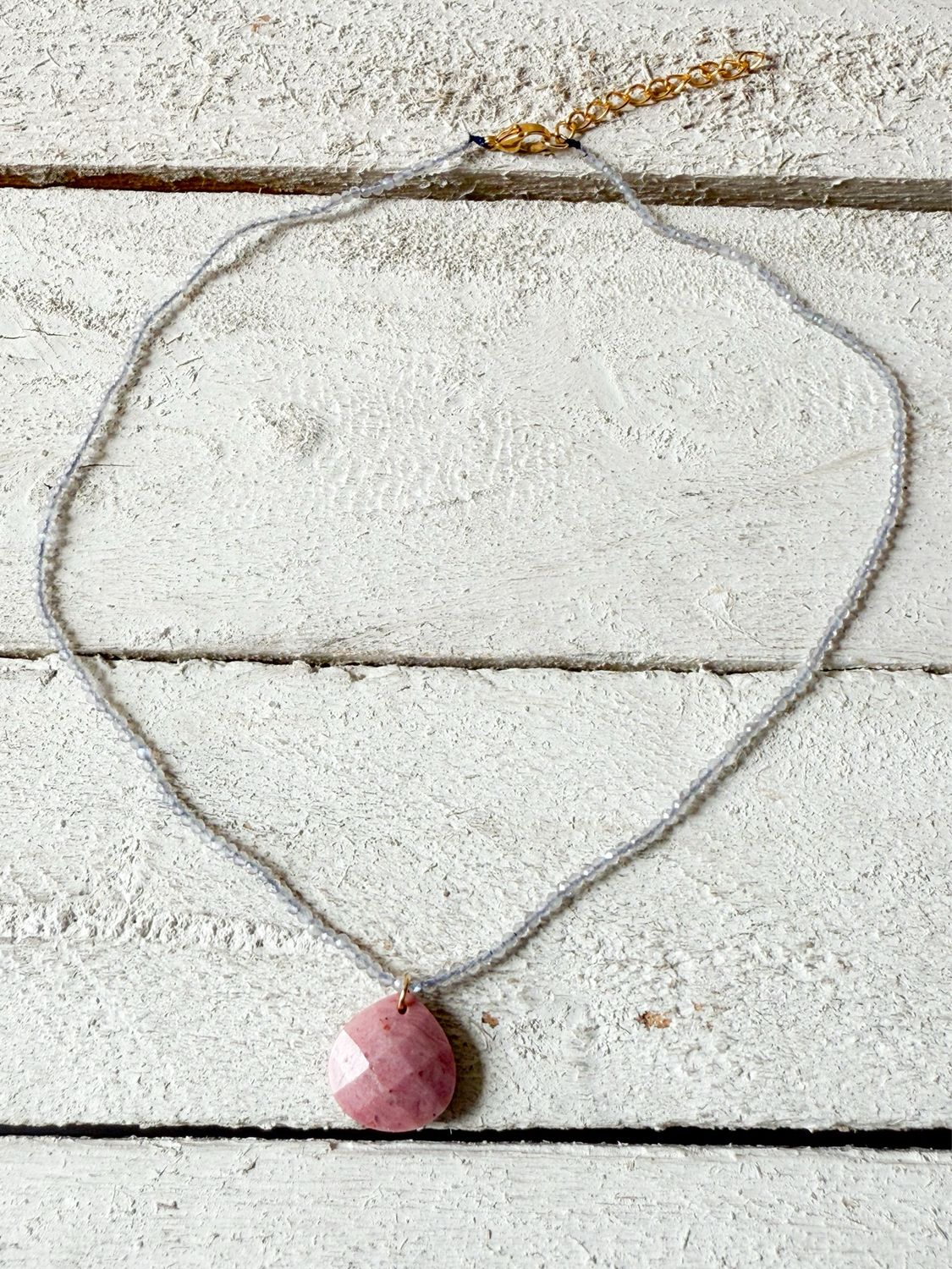 Gargantilla gris gota rodocrosita