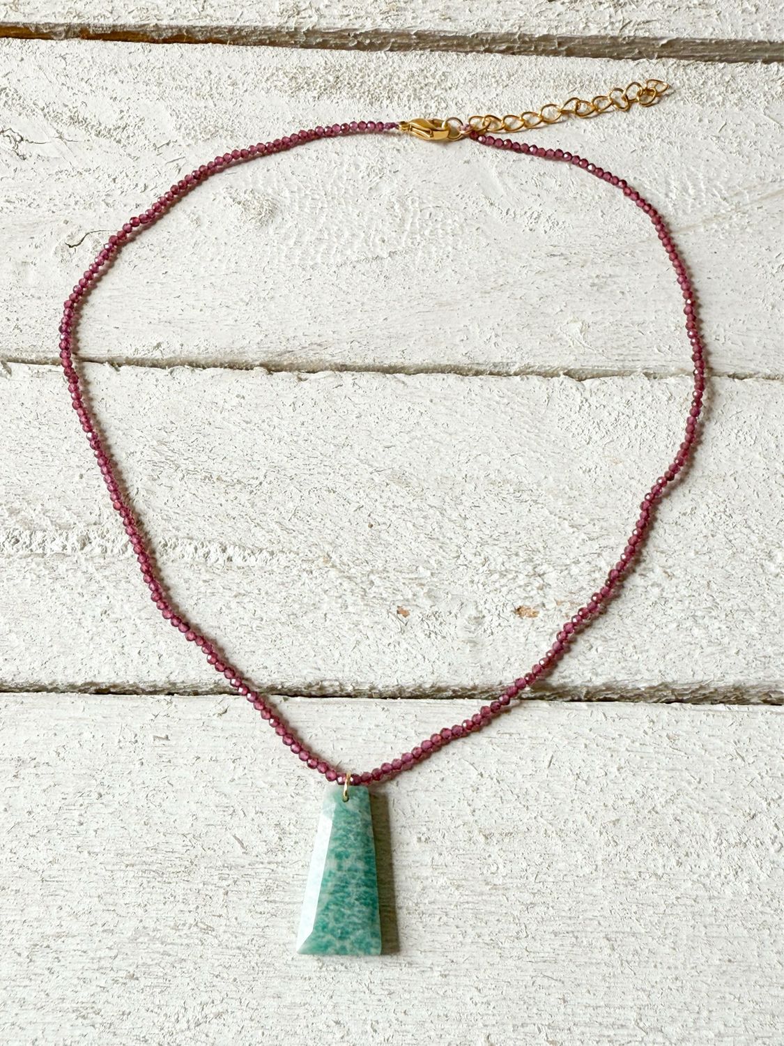 Gargantilla piedra facetada berenjena