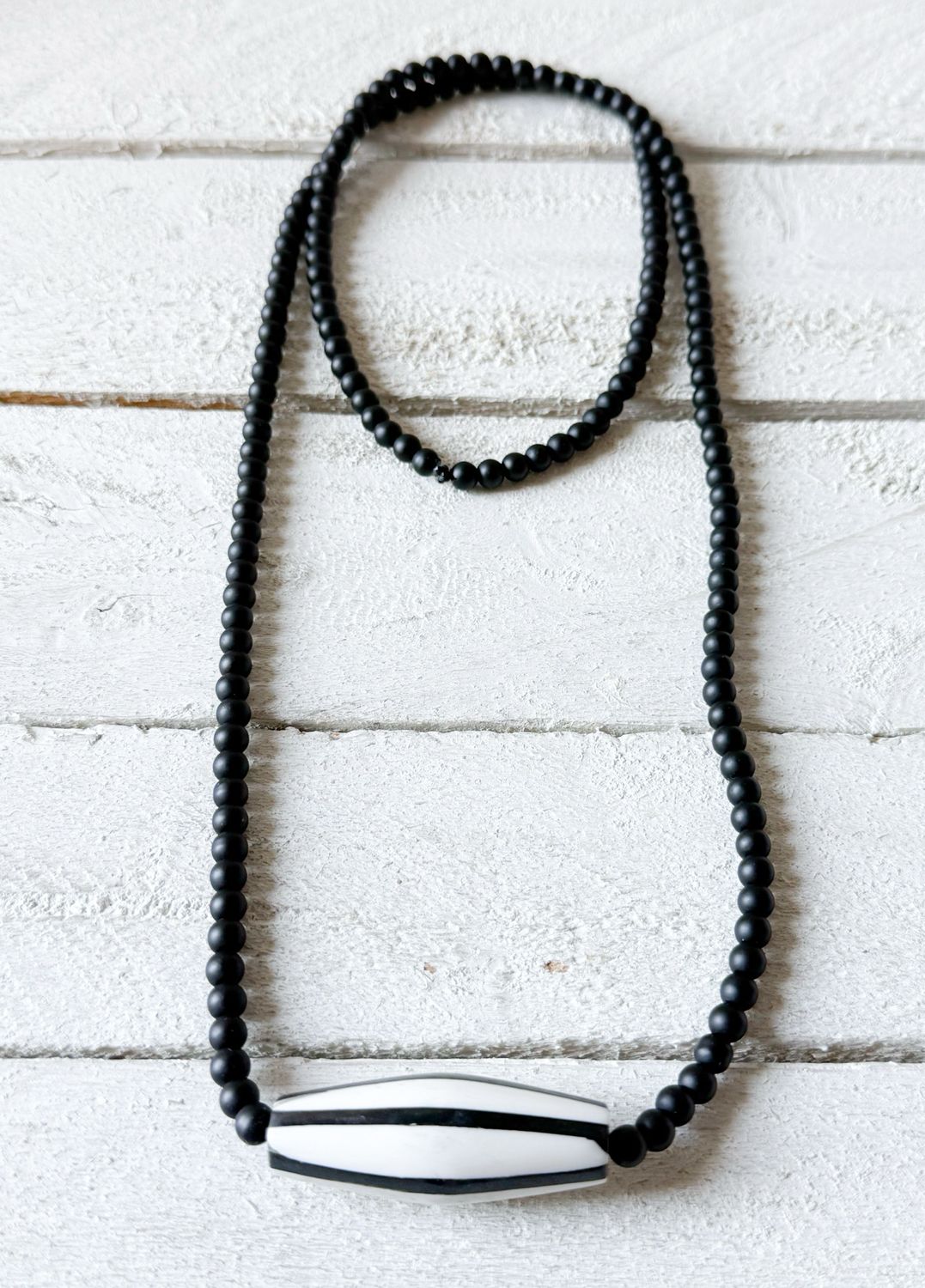 Collar negro piedra rayas