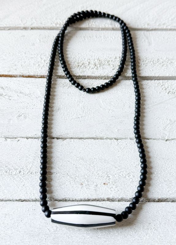 Collar negro piedra rayas