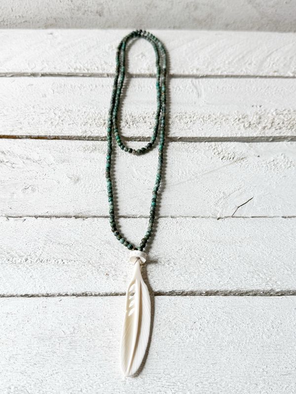 Collar pluma hueso boho