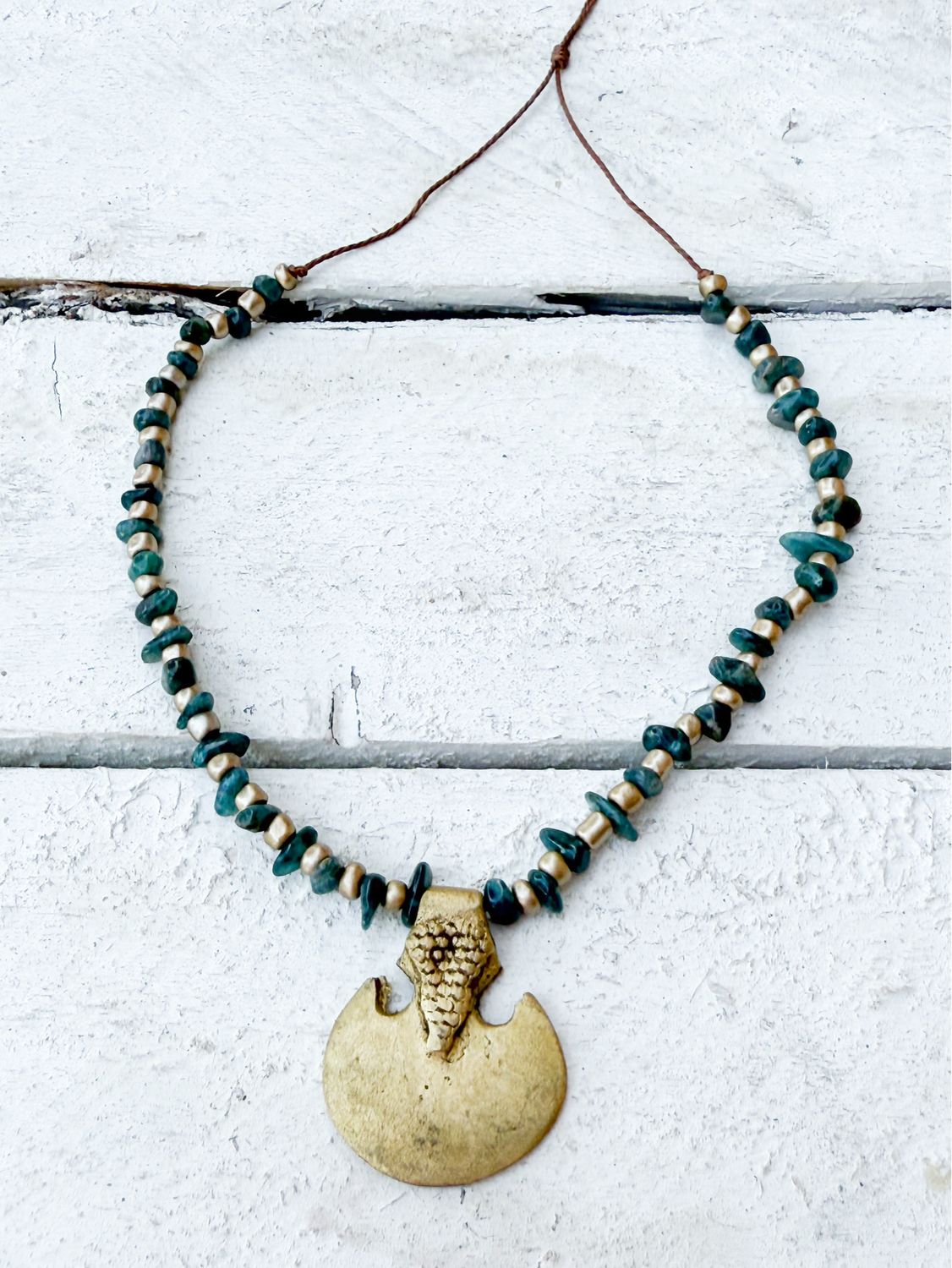 Gargantilla tribal piedra chip verde