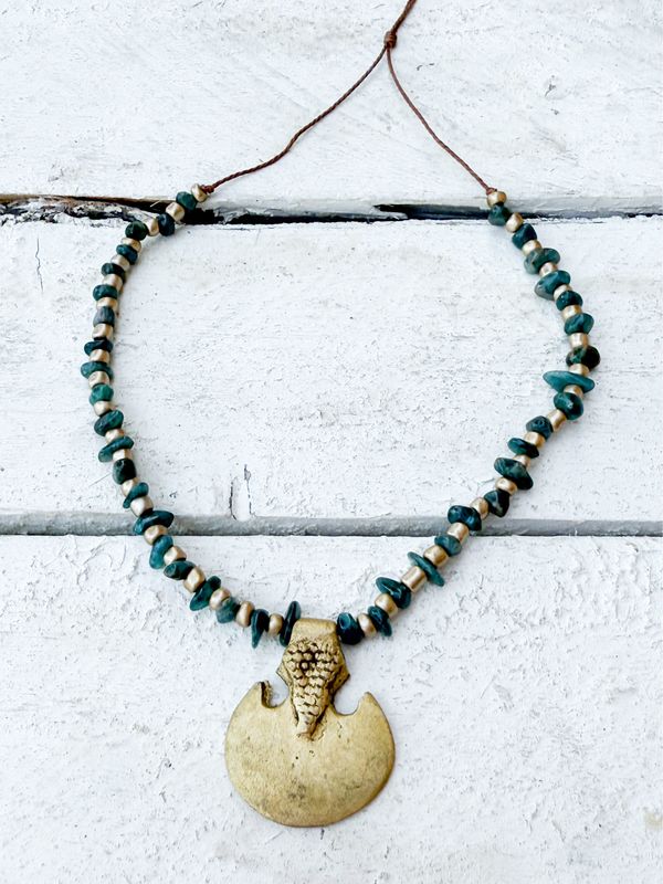 Gargantilla tribal piedra chip verde