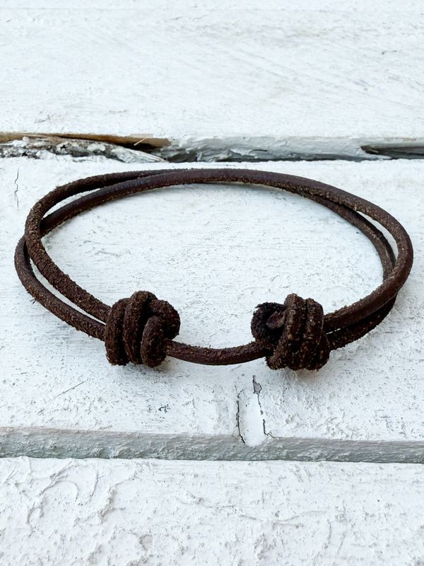 Pulsera cuero nudos