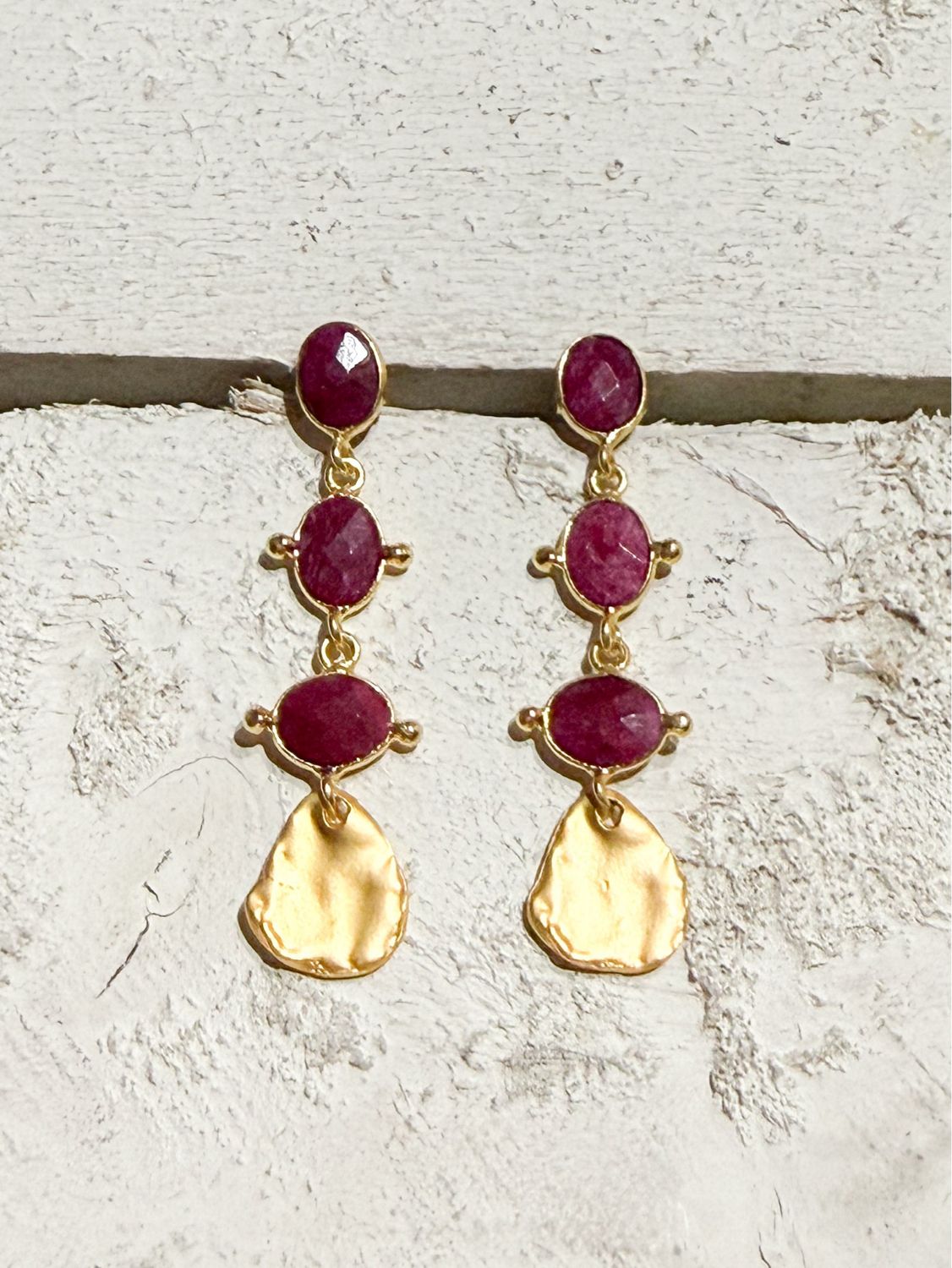 Pendientes triple piedra gota dorada vino
