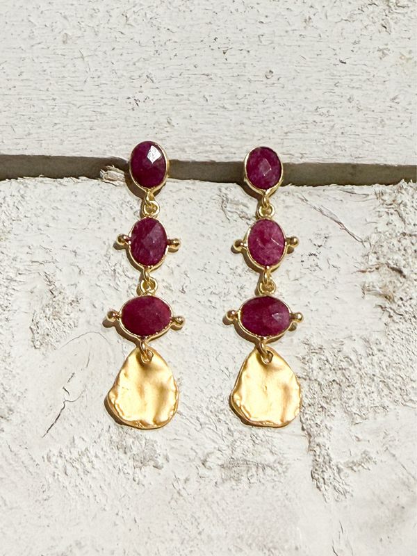 Pendientes triple piedra gota dorada vino