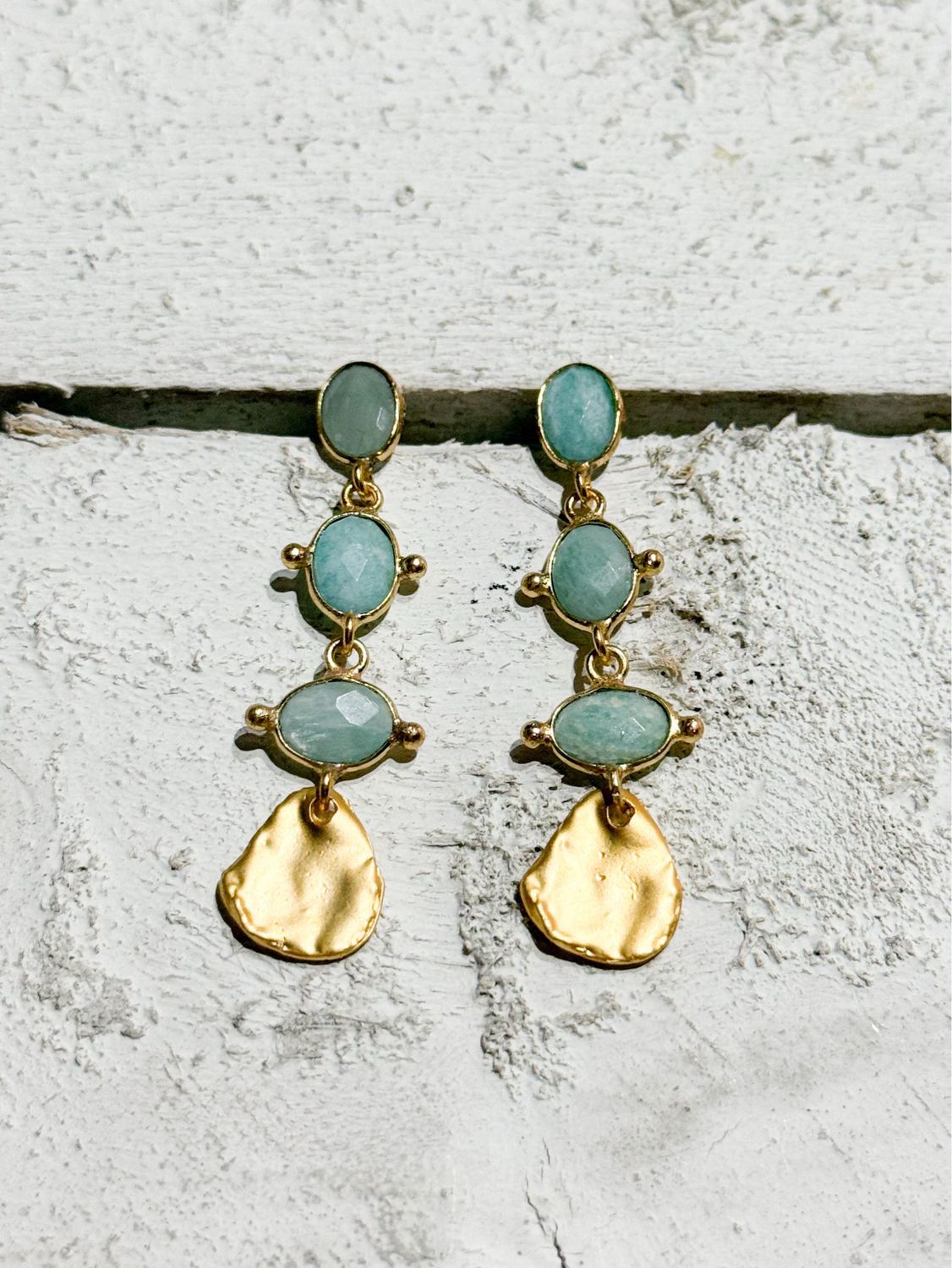 Pendientes triple piedra gota dorada