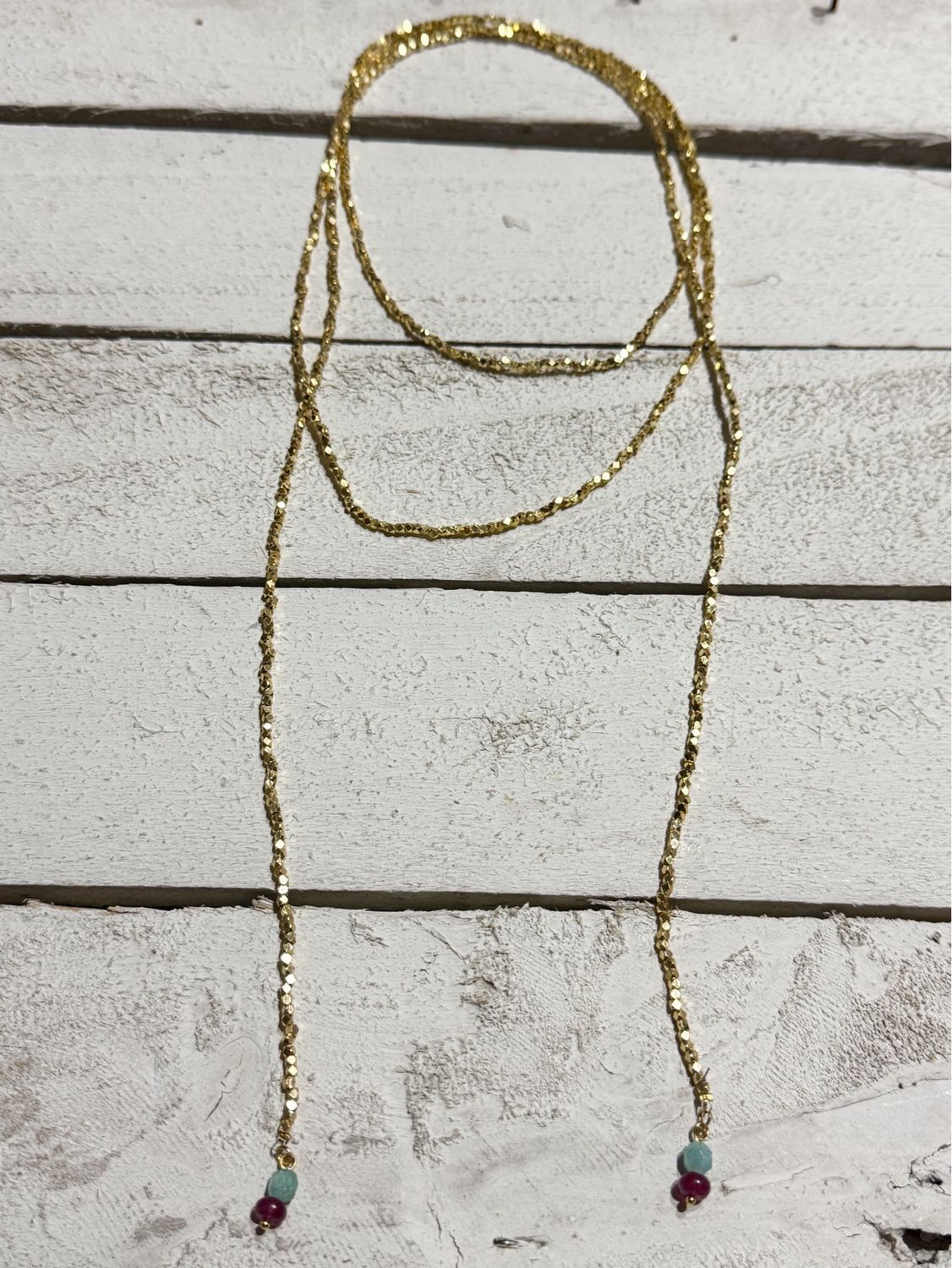 Collar abierto extra largo dorado piedras